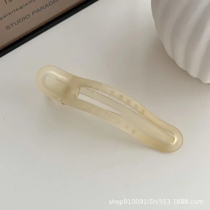 Pure Elegance | Plastic Duckbill Clip Seamless Hair Claws for Women Girls Hair Crab Clamps Face Wash Hairpin Hair Accessories Candy Color 11.5cm champagne